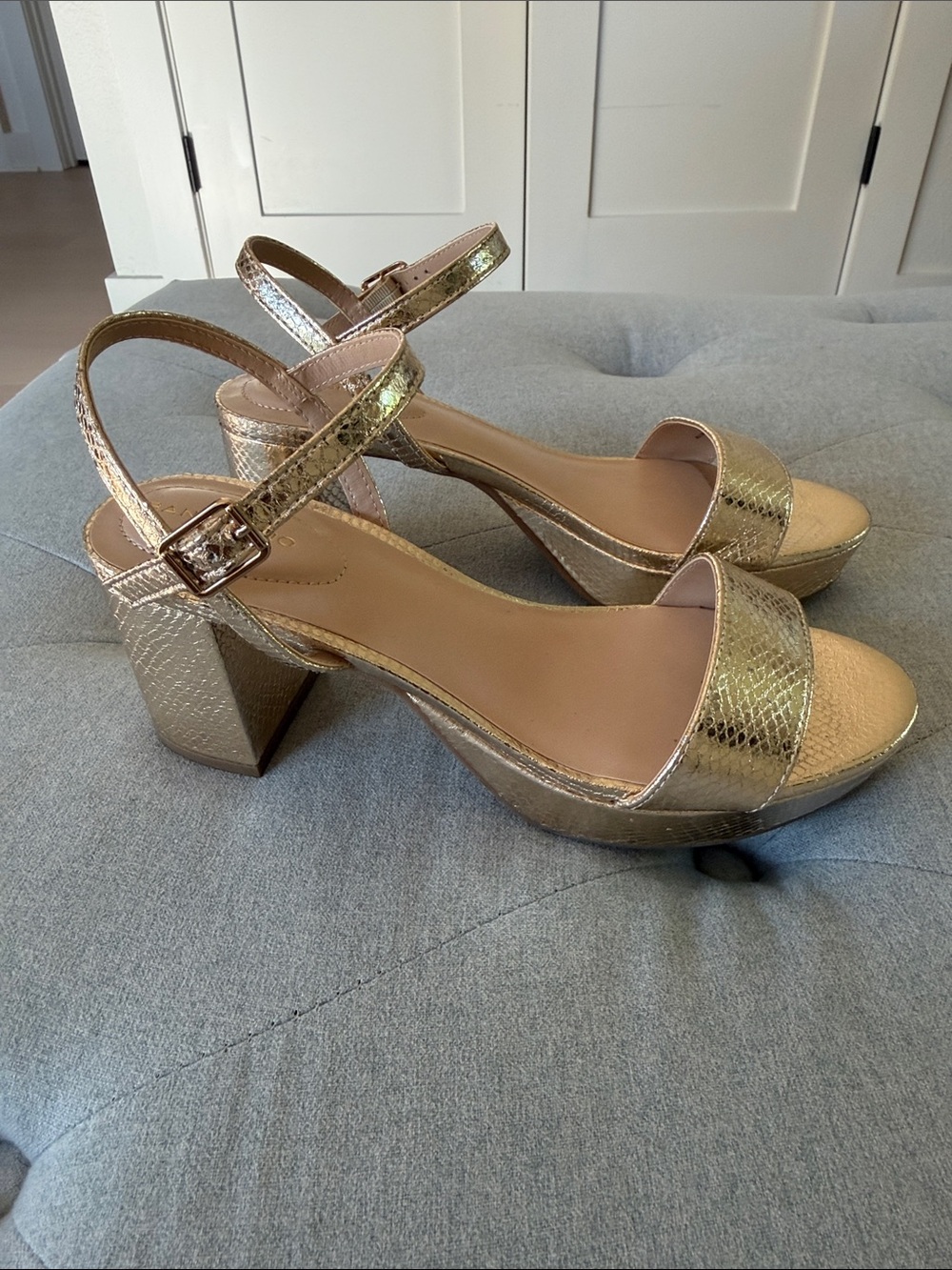 Bandolino Gold Snakeskin Texture Block Heel Sandals size 8 - 8.5 - Picture 2 of 8